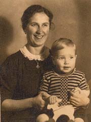 Meine Mutter Hedwig und ich. Aufnahme 1944
