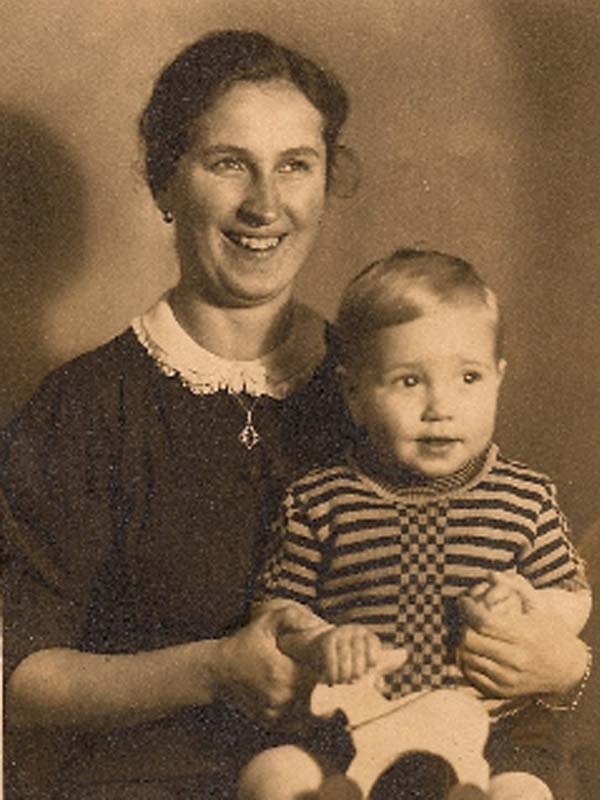 Meine Mutter Hedwig und ich. Aufnahme 1944